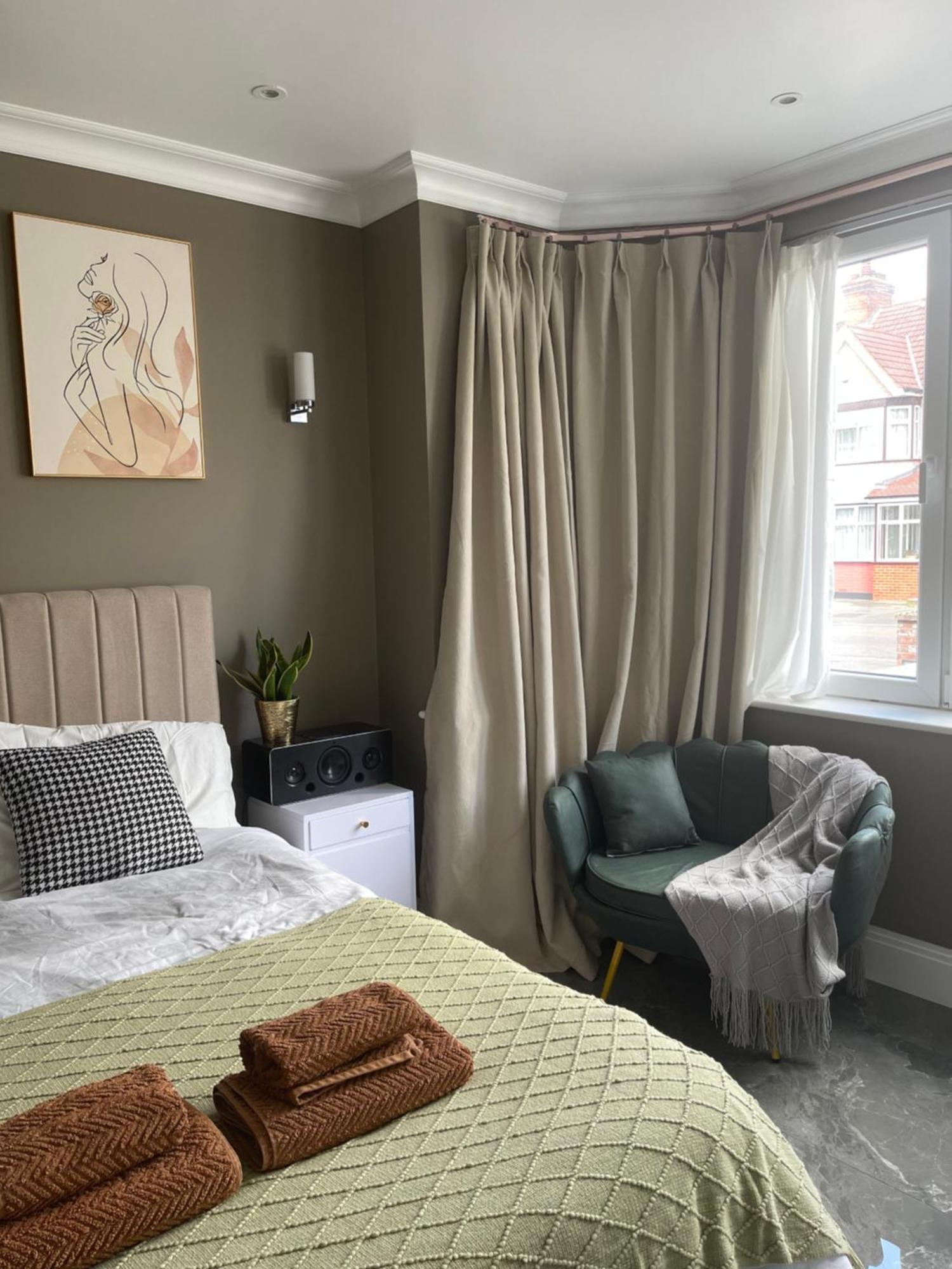 Modern Huge Double Room With Private Bathroom In Colindale Edgware Exterior photo